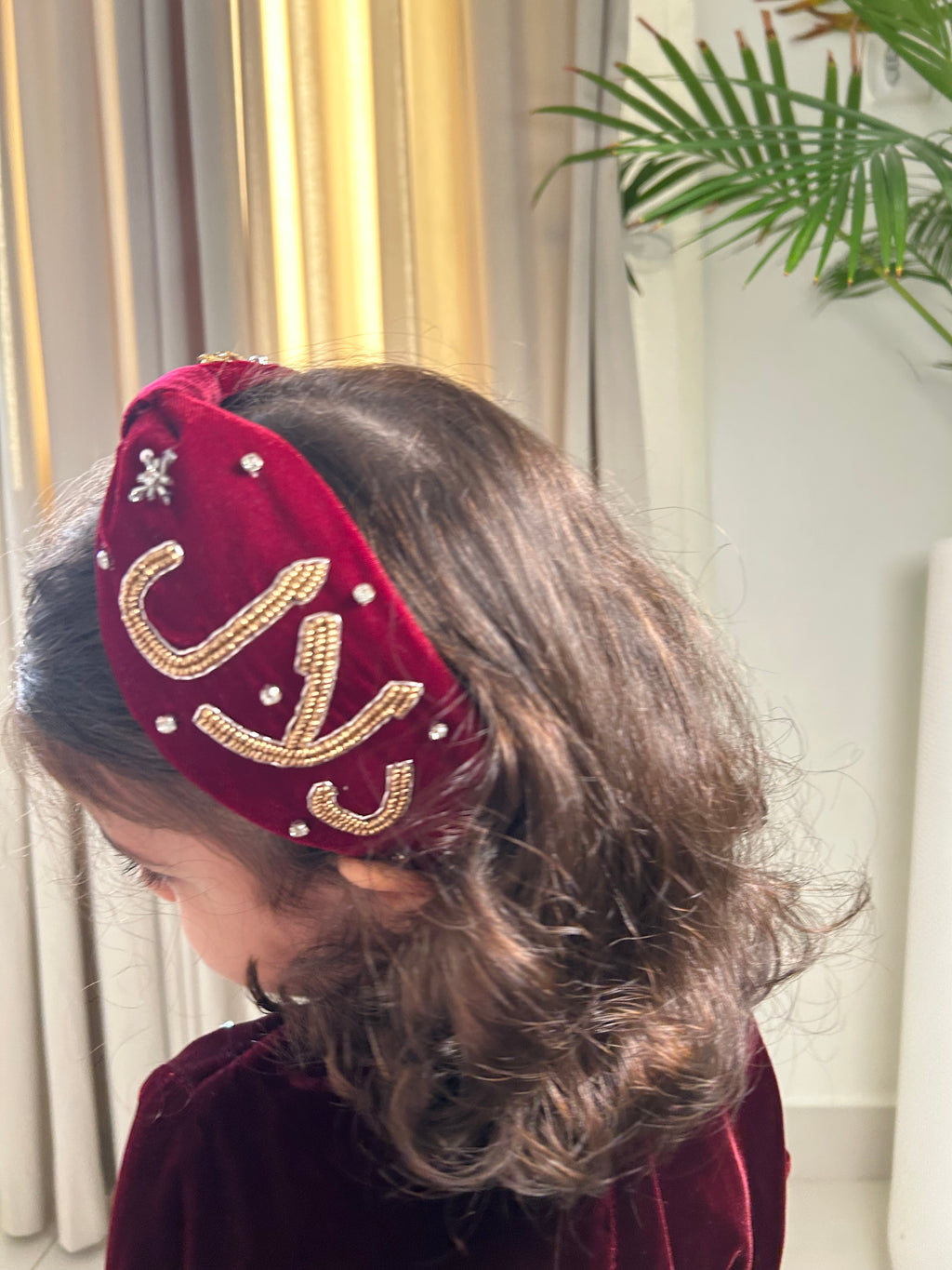 تاج مخمل عنابي مع شك فضي وذهبي