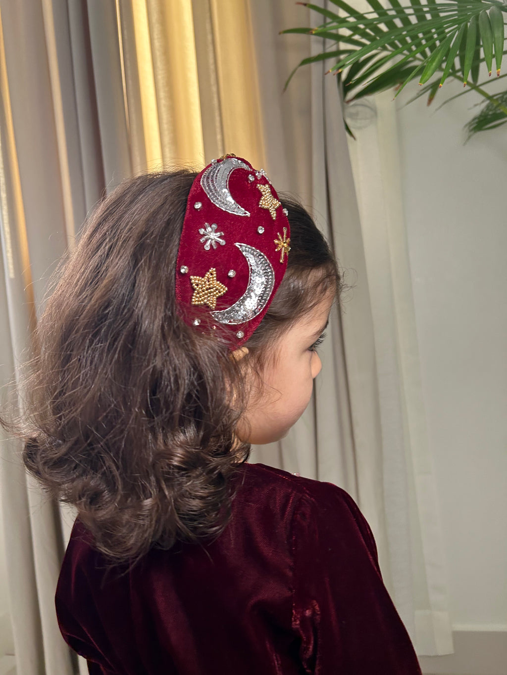 تاج مخمل عنابي مع شك فضي وذهبي